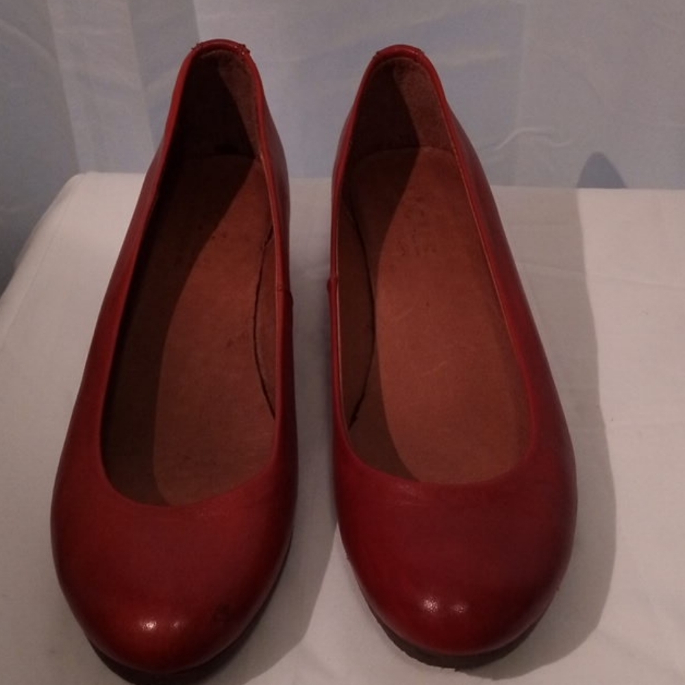 2/40Locale Red Wedge shoes